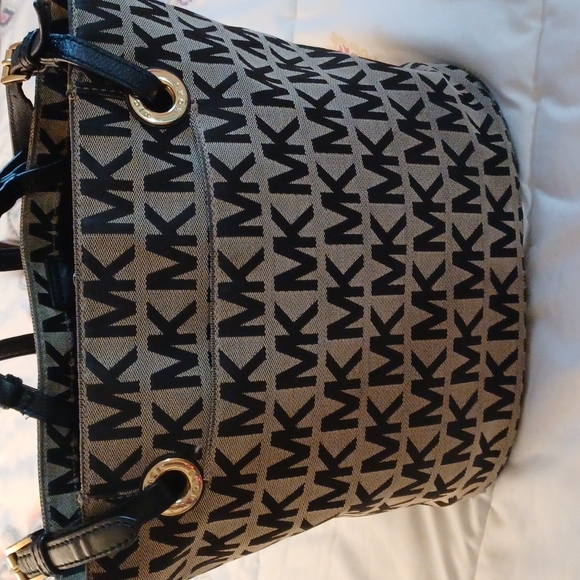 Michael Kors tote - Picture 2 of 8